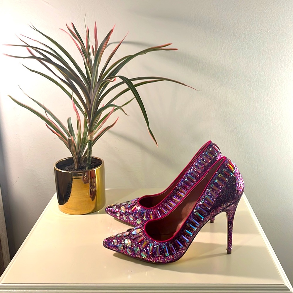 Steve Madden pump. This one is sure to turn heads! Stunning shoe! Size 10. - Picture 2 of 7